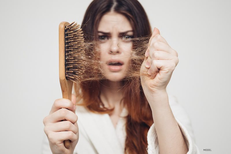 متى يكون تساقط الشعر خطير وعلامات تستدعي الفحص